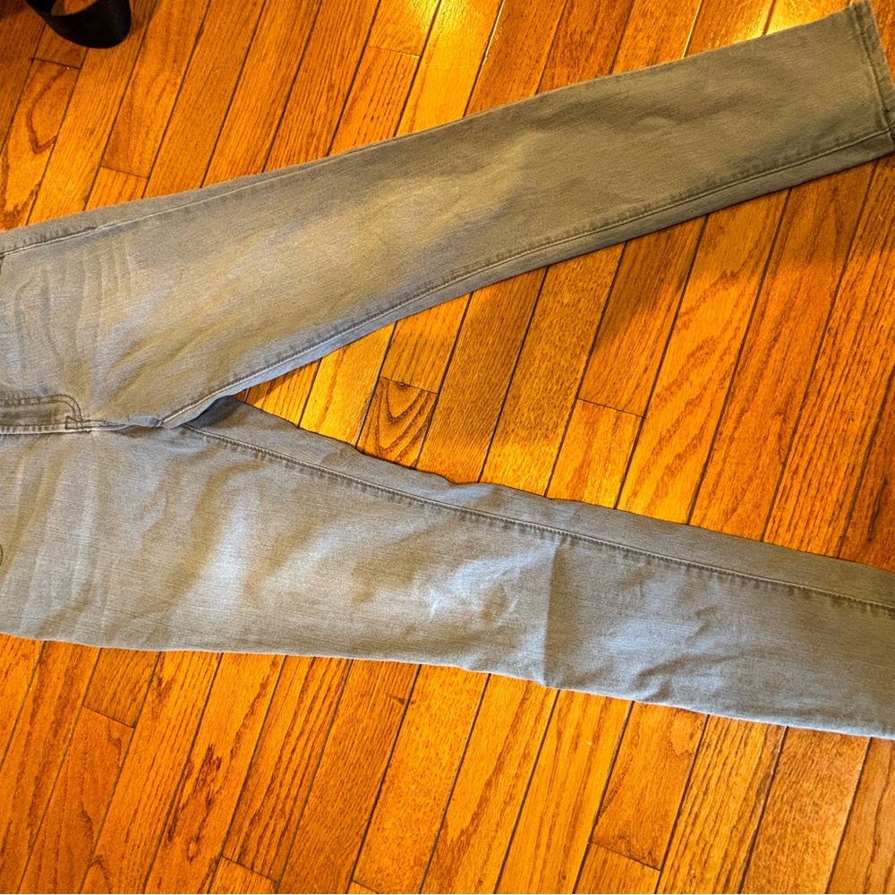 Lightly worn Old Navy Super Skinny light gray jeans.